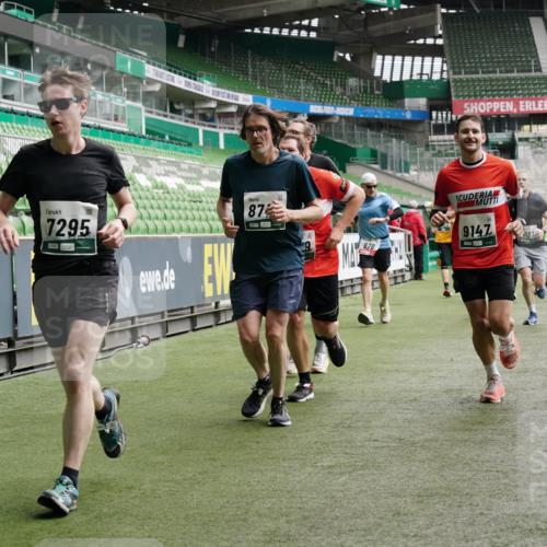 05.10.2025 - 20. swb-Marathon Bremen Michael Burmester http://msf.ph/oto/9329929 05.10.2025 12:59:47 Laufen im Stadion 27, 99, 226, 627, 807, 860, 954, 978, 1043, 1516, 1525, 1548, 1598, 1711, 1843, 1854, 2609, 2663, 2782, 2866, 2941, 2945, 3086, 3087, 3104, 3169, 3230, 3592, 3747, 3783, 3888, 4181, 4220, 4380, 4395, 4486, 4536, 4824, 4827, 5493, 5510, 6030, 6126, 6374, 6439, 6536, 6674, 6881, 7201, 7262, 7295, 7307, 7398, 7421, 7467, 7511, 7537, 7598, 7679, 7906, 7929, 8097, 8214, 8258, 8372, 8485, 8699, 8981, 9072, 10526, 219, 586, 667, 1229, 1843 meine-sportfotos.de