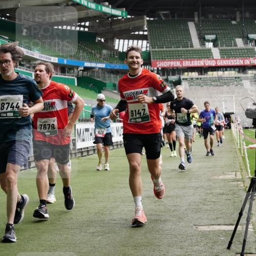 05.10.2025 - 20. swb-Marathon Bremen Michael Burmester http://msf.ph/oto/9329933 05.10.2025 12:59:47 Laufen im Stadion 27, 99, 226, 627, 807, 860, 954, 978, 1043, 1516, 1525, 1548, 1598, 1711, 1843, 1854, 2609, 2663, 2782, 2866, 2941, 2945, 3086, 3087, 3104, 3169, 3230, 3592, 3747, 3783, 3888, 4181, 4220, 4380, 4395, 4486, 4536, 4824, 4827, 5493, 5510, 6030, 6126, 6374, 6439, 6536, 6674, 6881, 7201, 7262, 7295, 7307, 7398, 7421, 7467, 7511, 7537, 7598, 7679, 7906, 7929, 8097, 8214, 8258, 8372, 8485, 8699, 8981, 9072, 10526, 219, 586, 667, 1229, 1843 meine-sportfotos.de