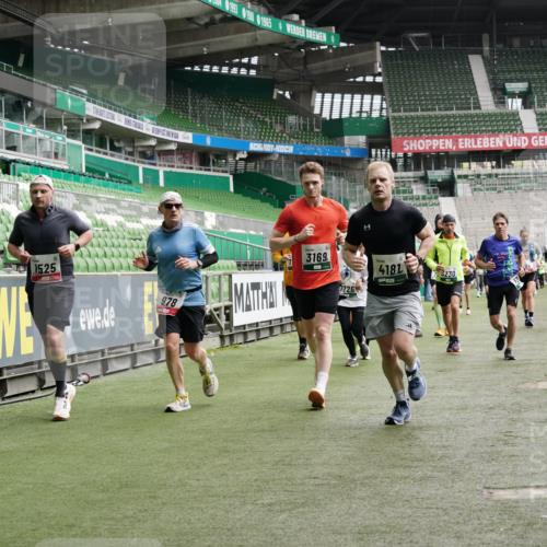 05.10.2025 - 20. swb-Marathon Bremen Michael Burmester http://msf.ph/oto/9329949 05.10.2025 12:59:49 Laufen im Stadion 27, 99, 226, 627, 807, 860, 954, 978, 1043, 1516, 1525, 1548, 1598, 1711, 1854, 2609, 2663, 2782, 2866, 2941, 2945, 3086, 3087, 3104, 3169, 3177, 3230, 3549, 3592, 3747, 3783, 3888, 4181, 4220, 4380, 4395, 4486, 4536, 4824, 4827, 5493, 5510, 5627, 6030, 6126, 6208, 6374, 6439, 6536, 6674, 6881, 7201, 7262, 7295, 7307, 7398, 7421, 7467, 7511, 7537, 7598, 7679, 7906, 7929, 8097, 8214, 8258, 8372, 8485, 8699, 8981, 9072, 10526, 219, 586, 667, 1229, 1843 meine-sportfotos.de