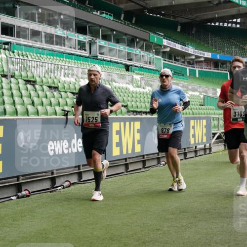 05.10.2025 - 20. swb-Marathon Bremen Michael Burmester http://msf.ph/oto/9329957 05.10.2025 12:59:50 Laufen im Stadion 27, 99, 226, 271, 627, 807, 860, 954, 978, 1043, 1516, 1525, 1548, 1598, 1711, 1854, 2609, 2663, 2782, 2866, 2945, 3086, 3087, 3104, 3169, 3177, 3230, 3549, 3592, 3747, 3783, 3888, 4046, 4181, 4220, 4380, 4395, 4486, 4536, 4824, 4827, 5493, 5510, 5627, 6030, 6126, 6208, 6374, 6439, 6536, 6674, 6881, 7201, 7262, 7295, 7307, 7398, 7421, 7467, 7511, 7537, 7598, 7679, 7906, 7929, 8097, 8214, 8258, 8372, 8485, 8699, 8981, 9072, 10526, 219, 586, 667, 1229, 1843 meine-sportfotos.de