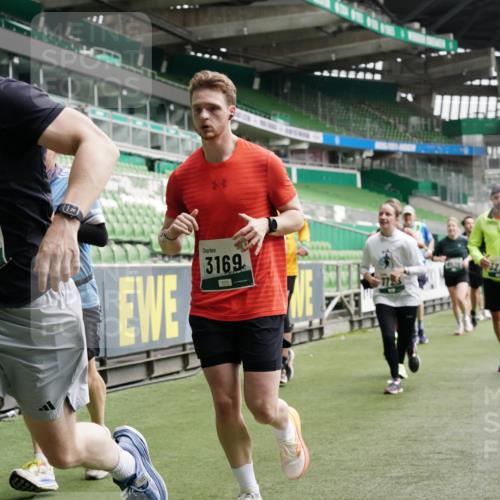 05.10.2025 - 20. swb-Marathon Bremen Michael Burmester http://msf.ph/oto/9329968 05.10.2025 12:59:51 Laufen im Stadion 27, 99, 226, 271, 627, 807, 860, 954, 978, 1043, 1516, 1525, 1548, 1598, 1711, 1806, 2609, 2663, 2782, 2866, 2945, 3086, 3087, 3104, 3169, 3177, 3230, 3549, 3592, 3747, 3783, 3888, 4046, 4181, 4220, 4380, 4395, 4486, 4536, 4592, 4824, 5493, 5510, 5627, 6030, 6126, 6208, 6374, 6389, 6439, 6536, 6636, 6674, 6881, 7201, 7262, 7295, 7307, 7398, 7421, 7467, 7511, 7537, 7598, 7679, 7906, 7929, 8097, 8214, 8258, 8372, 8485, 8699, 8981, 9072, 10526, 219, 586, 667, 1843 meine-sportfotos.de