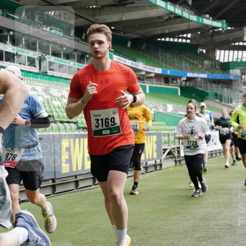 05.10.2025 - 20. swb-Marathon Bremen Michael Burmester http://msf.ph/oto/9329972 05.10.2025 12:59:51 Laufen im Stadion 27, 99, 226, 271, 627, 807, 860, 954, 978, 1043, 1516, 1525, 1548, 1598, 1711, 1806, 2609, 2663, 2782, 2866, 2945, 3086, 3087, 3104, 3169, 3177, 3230, 3549, 3592, 3747, 3783, 3888, 4046, 4181, 4220, 4380, 4395, 4486, 4536, 4592, 4824, 5493, 5510, 5627, 6030, 6126, 6208, 6374, 6389, 6439, 6536, 6636, 6674, 6881, 7201, 7262, 7295, 7307, 7398, 7421, 7467, 7511, 7537, 7598, 7679, 7906, 7929, 8097, 8214, 8258, 8372, 8485, 8699, 8981, 9072, 10526, 219, 586, 667, 1843 meine-sportfotos.de