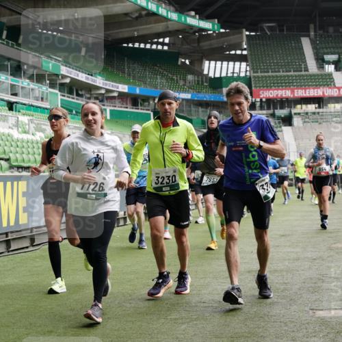 05.10.2025 - 20. swb-Marathon Bremen Michael Burmester http://msf.ph/oto/9329989 05.10.2025 12:59:53 Laufen im Stadion 27, 99, 226, 271, 491, 627, 807, 860, 954, 978, 1043, 1516, 1525, 1548, 1598, 1606, 1711, 1806, 2609, 2663, 2782, 2866, 2945, 3086, 3087, 3104, 3169, 3177, 3230, 3549, 3592, 3747, 3783, 3888, 4046, 4181, 4220, 4380, 4395, 4486, 4536, 4592, 4824, 5493, 5510, 5627, 6030, 6126, 6208, 6374, 6389, 6439, 6536, 6636, 6674, 6881, 7201, 7262, 7295, 7307, 7398, 7421, 7467, 7511, 7537, 7598, 7679, 7906, 7929, 8097, 8258, 8372, 8485, 8699, 8981, 9072, 10526, 219, 667, 1843 meine-sportfotos.de