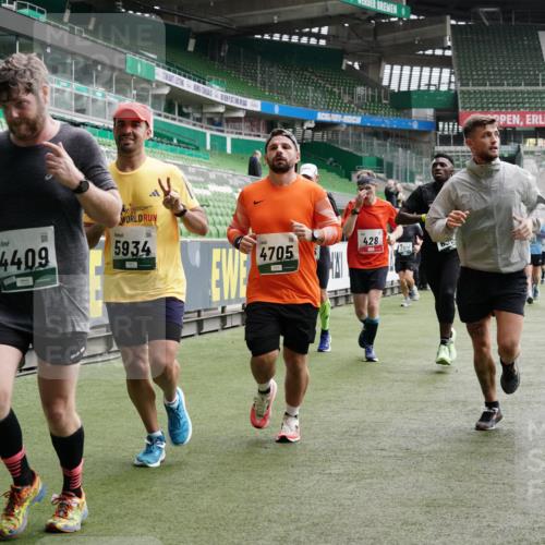 05.10.2025 - 20. swb-Marathon Bremen Michael Burmester http://msf.ph/oto/9330003 05.10.2025 13:01:53 Laufen im Stadion 152, 335, 428, 488, 493, 546, 672, 772, 979, 1030, 1256, 1348, 1361, 1452, 1732, 1744, 1759, 1856, 1893, 1899, 1924, 1933, 1996, 2096, 2102, 2143, 2235, 2245, 2306, 2433, 2555, 2565, 2796, 2910, 2912, 2918, 2991, 2995, 3053, 3206, 3208, 3387, 3525, 3526, 3662, 3663, 3673, 3877, 3926, 3930, 4017, 4018, 4086, 4329, 4364, 4409, 4444, 4564, 4618, 4705, 4882, 4947, 4980, 5150, 5309, 5557, 5570, 5580, 5731, 5893, 5934, 5985, 6082, 6157, 58, 440 meine-sportfotos.de