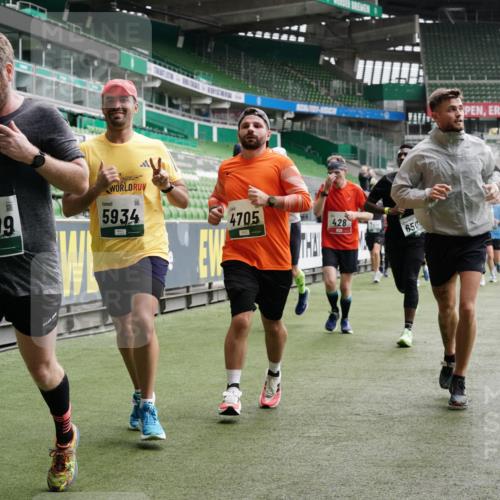 05.10.2025 - 20. swb-Marathon Bremen Michael Burmester http://msf.ph/oto/9330007 05.10.2025 13:01:53 Laufen im Stadion 152, 335, 428, 488, 493, 546, 672, 772, 979, 1030, 1256, 1348, 1361, 1452, 1732, 1744, 1759, 1856, 1893, 1899, 1924, 1933, 1996, 2096, 2102, 2143, 2235, 2245, 2306, 2433, 2555, 2565, 2796, 2910, 2912, 2918, 2991, 2995, 3053, 3206, 3208, 3387, 3525, 3526, 3662, 3663, 3673, 3877, 3926, 3930, 4017, 4018, 4086, 4329, 4364, 4409, 4444, 4564, 4618, 4705, 4882, 4947, 4980, 5150, 5309, 5557, 5570, 5580, 5731, 5893, 5934, 5985, 6082, 6157, 58, 440 meine-sportfotos.de