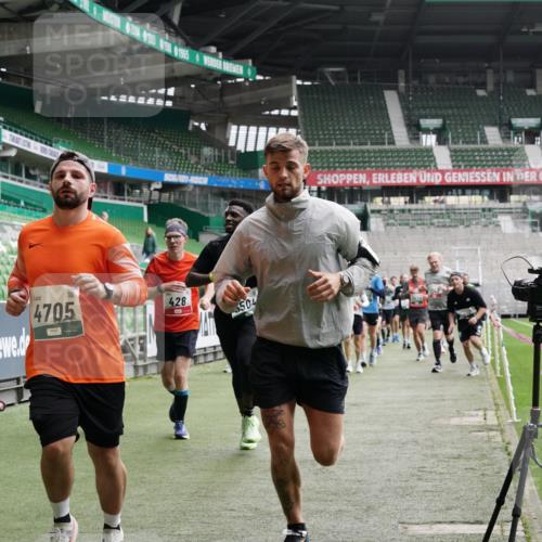 05.10.2025 - 20. swb-Marathon Bremen Michael Burmester http://msf.ph/oto/9330011 05.10.2025 13:01:53 Laufen im Stadion 152, 335, 428, 488, 493, 546, 672, 772, 979, 1030, 1256, 1348, 1361, 1452, 1732, 1744, 1759, 1856, 1893, 1899, 1924, 1933, 1996, 2096, 2102, 2143, 2235, 2245, 2306, 2433, 2555, 2565, 2796, 2910, 2912, 2918, 2991, 2995, 3053, 3206, 3208, 3387, 3525, 3526, 3662, 3663, 3673, 3877, 3926, 3930, 4017, 4018, 4086, 4329, 4364, 4409, 4444, 4564, 4618, 4705, 4882, 4947, 4980, 5150, 5309, 5557, 5570, 5580, 5731, 5893, 5934, 5985, 6082, 6157, 58, 440 meine-sportfotos.de