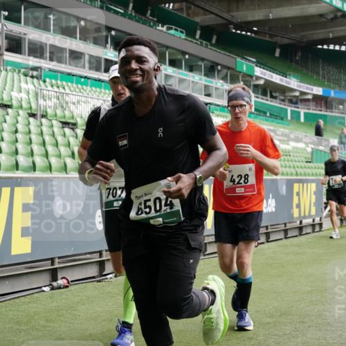 05.10.2025 - 20. swb-Marathon Bremen Michael Burmester http://msf.ph/oto/9330027 05.10.2025 13:01:55 Laufen im Stadion 152, 335, 428, 493, 546, 672, 772, 843, 979, 1030, 1256, 1348, 1361, 1452, 1732, 1744, 1759, 1856, 1893, 1899, 1924, 1933, 1996, 2096, 2102, 2143, 2245, 2272, 2306, 2433, 2555, 2565, 2796, 2910, 2912, 2918, 2991, 2995, 3053, 3206, 3208, 3387, 3525, 3526, 3662, 3663, 3673, 3861, 3877, 3926, 3930, 4017, 4018, 4086, 4329, 4364, 4409, 4444, 4564, 4618, 4705, 4882, 4947, 4980, 5150, 5309, 5557, 5570, 5580, 5731, 5893, 5934, 5985, 6082, 6157, 6328, 58, 440 meine-sportfotos.de