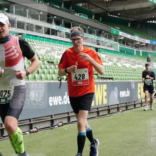 05.10.2025 - 20. swb-Marathon Bremen Michael Burmester http://msf.ph/oto/9330035 05.10.2025 13:01:56 Laufen im Stadion 152, 335, 428, 493, 546, 672, 772, 843, 979, 1030, 1256, 1348, 1361, 1452, 1732, 1744, 1759, 1856, 1893, 1899, 1924, 1933, 1996, 2096, 2102, 2143, 2245, 2272, 2306, 2433, 2555, 2565, 2796, 2910, 2912, 2918, 2991, 3053, 3206, 3208, 3387, 3525, 3526, 3662, 3663, 3673, 3861, 3877, 3926, 3930, 4017, 4018, 4086, 4329, 4364, 4409, 4444, 4477, 4564, 4618, 4705, 4882, 4947, 4980, 5150, 5309, 5557, 5570, 5580, 5731, 5893, 5934, 5985, 6082, 6157, 6328, 6382, 58, 440 meine-sportfotos.de