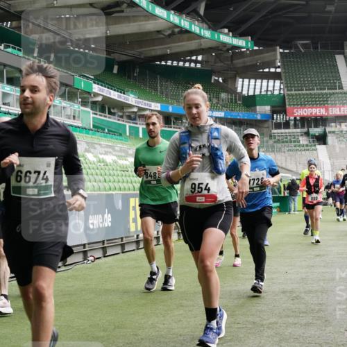 05.10.2025 - 20. swb-Marathon Bremen Michael Burmester http://msf.ph/oto/9330036 05.10.2025 12:59:57 Laufen im Stadion 27, 47, 99, 226, 271, 491, 627, 807, 860, 954, 978, 1043, 1525, 1548, 1598, 1606, 1711, 1806, 2518, 2609, 2782, 2866, 2915, 2945, 3040, 3086, 3087, 3104, 3169, 3177, 3230, 3549, 3592, 3747, 3783, 3888, 4046, 4181, 4220, 4380, 4395, 4536, 4592, 4824, 4879, 5493, 5510, 5627, 6126, 6208, 6389, 6439, 6536, 6636, 6674, 6762, 6881, 7201, 7295, 7307, 7398, 7421, 7467, 7511, 7537, 7598, 7679, 7906, 7929, 8097, 8258, 8372, 8485, 8699, 8981, 9072, 219, 667, 1516, 1843 meine-sportfotos.de