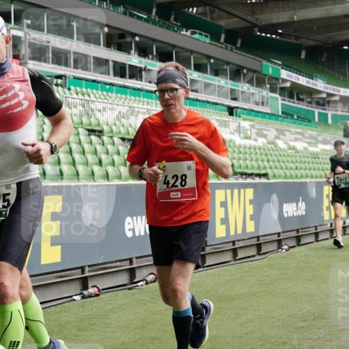 05.10.2025 - 20. swb-Marathon Bremen Michael Burmester http://msf.ph/oto/9330039 05.10.2025 13:01:56 Laufen im Stadion 152, 335, 428, 493, 546, 672, 772, 843, 979, 1030, 1256, 1348, 1361, 1452, 1732, 1744, 1759, 1856, 1893, 1899, 1924, 1933, 1996, 2096, 2102, 2143, 2245, 2272, 2306, 2433, 2555, 2565, 2796, 2910, 2912, 2918, 2991, 3053, 3206, 3208, 3387, 3525, 3526, 3662, 3663, 3673, 3861, 3877, 3926, 3930, 4017, 4018, 4086, 4329, 4364, 4409, 4444, 4477, 4564, 4618, 4705, 4882, 4947, 4980, 5150, 5309, 5557, 5570, 5580, 5731, 5893, 5934, 5985, 6082, 6157, 6328, 6382, 58, 440 meine-sportfotos.de