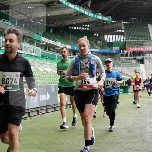 05.10.2025 - 20. swb-Marathon Bremen Michael Burmester http://msf.ph/oto/9330040 05.10.2025 12:59:57 Laufen im Stadion 27, 47, 99, 226, 271, 491, 627, 807, 860, 954, 978, 1043, 1525, 1548, 1598, 1606, 1711, 1806, 2518, 2609, 2782, 2866, 2915, 2945, 3040, 3086, 3087, 3104, 3169, 3177, 3230, 3549, 3592, 3747, 3783, 3888, 4046, 4181, 4220, 4380, 4395, 4536, 4592, 4824, 4879, 5493, 5510, 5627, 6126, 6208, 6389, 6439, 6536, 6636, 6674, 6762, 6881, 7201, 7295, 7307, 7398, 7421, 7467, 7511, 7537, 7598, 7679, 7906, 7929, 8097, 8258, 8372, 8485, 8699, 8981, 9072, 219, 667, 1516, 1843 meine-sportfotos.de