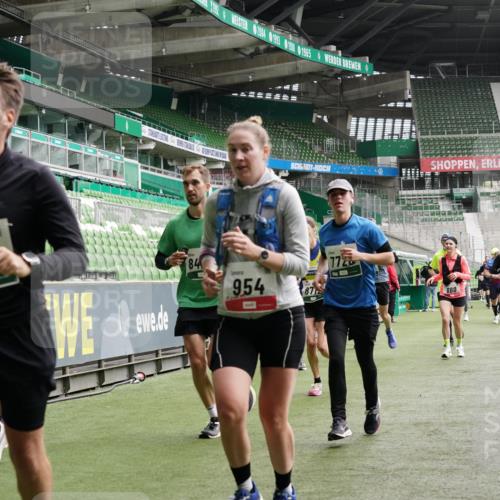 05.10.2025 - 20. swb-Marathon Bremen Michael Burmester http://msf.ph/oto/9330048 05.10.2025 12:59:57 Laufen im Stadion 27, 47, 99, 226, 271, 491, 627, 807, 860, 954, 978, 1043, 1525, 1548, 1598, 1606, 1711, 1806, 2518, 2609, 2782, 2866, 2915, 2945, 3040, 3086, 3087, 3104, 3169, 3177, 3230, 3549, 3592, 3747, 3783, 3888, 4046, 4181, 4220, 4380, 4395, 4536, 4592, 4824, 4879, 5493, 5510, 5627, 6126, 6208, 6389, 6439, 6536, 6636, 6674, 6762, 6881, 7201, 7295, 7307, 7398, 7421, 7467, 7511, 7537, 7598, 7679, 7906, 7929, 8097, 8258, 8372, 8485, 8699, 8981, 9072, 219, 667, 1516, 1843 meine-sportfotos.de