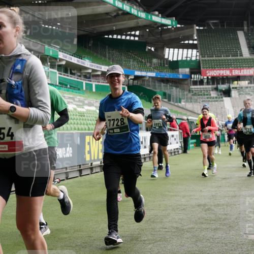 05.10.2025 - 20. swb-Marathon Bremen Michael Burmester http://msf.ph/oto/9330056 05.10.2025 12:59:58 Laufen im Stadion 27, 47, 99, 226, 271, 491, 627, 807, 860, 954, 978, 1043, 1525, 1548, 1598, 1606, 1711, 1806, 2518, 2609, 2782, 2866, 2915, 2945, 3040, 3086, 3087, 3104, 3169, 3177, 3230, 3549, 3592, 3747, 3783, 3888, 4046, 4181, 4220, 4380, 4395, 4536, 4592, 4824, 4879, 5493, 5510, 5627, 6126, 6208, 6389, 6439, 6536, 6636, 6674, 6762, 6881, 7201, 7295, 7307, 7398, 7421, 7467, 7511, 7537, 7598, 7679, 7906, 7929, 8097, 8258, 8372, 8485, 8699, 8981, 9072, 219, 667, 1516, 1598, 1843 meine-sportfotos.de