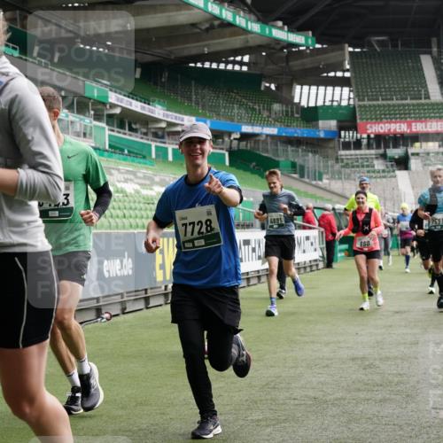 05.10.2025 - 20. swb-Marathon Bremen Michael Burmester http://msf.ph/oto/9330059 05.10.2025 12:59:58 Laufen im Stadion 27, 47, 99, 226, 271, 491, 627, 807, 860, 954, 978, 1043, 1525, 1548, 1598, 1606, 1711, 1806, 2518, 2609, 2782, 2866, 2915, 2945, 3040, 3086, 3087, 3104, 3169, 3177, 3230, 3549, 3592, 3747, 3783, 3888, 4046, 4181, 4220, 4380, 4395, 4536, 4592, 4824, 4879, 5493, 5510, 5627, 6126, 6208, 6389, 6439, 6536, 6636, 6674, 6762, 6881, 7201, 7295, 7307, 7398, 7421, 7467, 7511, 7537, 7598, 7679, 7906, 7929, 8097, 8258, 8372, 8485, 8699, 8981, 9072, 219, 667, 1516, 1598, 1843 meine-sportfotos.de