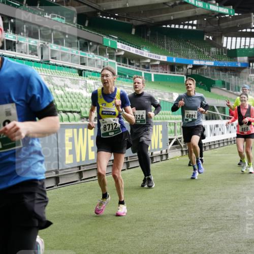 05.10.2025 - 20. swb-Marathon Bremen Michael Burmester http://msf.ph/oto/9330067 05.10.2025 12:59:59 Laufen im Stadion 27, 47, 99, 226, 271, 283, 491, 627, 807, 860, 954, 978, 1043, 1525, 1548, 1606, 1711, 1806, 2518, 2609, 2782, 2866, 2915, 2945, 3040, 3086, 3087, 3104, 3169, 3177, 3230, 3549, 3592, 3747, 3783, 3888, 4046, 4181, 4220, 4380, 4395, 4536, 4592, 4824, 4879, 5493, 5510, 5627, 6126, 6208, 6389, 6439, 6536, 6636, 6674, 6762, 6881, 7201, 7295, 7307, 7398, 7421, 7467, 7511, 7537, 7598, 7679, 7906, 7929, 8097, 8258, 8372, 8485, 8699, 8981, 9072, 219, 667, 1516, 1598, 1843 meine-sportfotos.de
