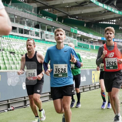 05.10.2025 - 20. swb-Marathon Bremen Michael Burmester http://msf.ph/oto/9330103 05.10.2025 13:02:01 Laufen im Stadion 152, 428, 493, 546, 672, 772, 843, 979, 1030, 1256, 1348, 1361, 1452, 1732, 1744, 1759, 1856, 1893, 1899, 1924, 1933, 1996, 2096, 2102, 2143, 2245, 2272, 2306, 2433, 2555, 2565, 2796, 2910, 2912, 2918, 2991, 3053, 3206, 3208, 3217, 3387, 3525, 3526, 3662, 3663, 3673, 3861, 3877, 3926, 3930, 4017, 4018, 4086, 4364, 4409, 4444, 4477, 4564, 4618, 4688, 4705, 4847, 4882, 4947, 4980, 4985, 5150, 5309, 5557, 5570, 5580, 5652, 5731, 5893, 5934, 6157, 6328, 6382, 58, 440 meine-sportfotos.de