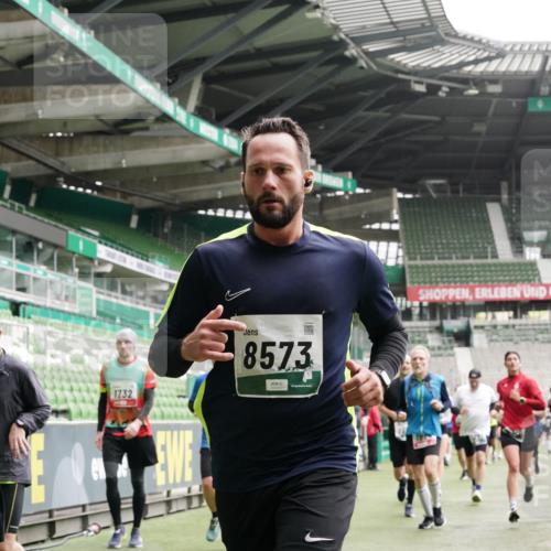 05.10.2025 - 20. swb-Marathon Bremen Michael Burmester http://msf.ph/oto/9330155 05.10.2025 13:02:06 Laufen im Stadion 152, 428, 493, 546, 672, 772, 843, 921, 979, 1030, 1256, 1348, 1361, 1452, 1732, 1744, 1759, 1856, 1893, 1899, 1924, 1933, 1996, 2096, 2102, 2143, 2245, 2272, 2306, 2555, 2565, 2774, 2796, 2910, 2912, 2918, 2991, 3053, 3206, 3208, 3217, 3387, 3525, 3526, 3662, 3663, 3673, 3861, 3926, 3930, 4017, 4018, 4086, 4129, 4364, 4409, 4444, 4477, 4481, 4564, 4618, 4688, 4705, 4847, 4882, 4947, 4980, 4985, 5309, 5557, 5570, 5580, 5652, 5731, 5893, 5934, 6157, 6328, 6382, 58, 440 meine-sportfotos.de