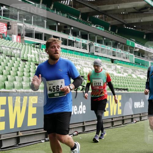 05.10.2025 - 20. swb-Marathon Bremen Michael Burmester http://msf.ph/oto/9330187 05.10.2025 13:02:09 Laufen im Stadion 152, 428, 493, 546, 672, 729, 772, 843, 921, 979, 1030, 1256, 1348, 1361, 1452, 1732, 1744, 1759, 1856, 1899, 1924, 1933, 1996, 2096, 2102, 2143, 2245, 2272, 2306, 2555, 2565, 2774, 2796, 2910, 2912, 2918, 2991, 3053, 3206, 3208, 3217, 3525, 3526, 3662, 3663, 3673, 3861, 3926, 3930, 4017, 4018, 4086, 4129, 4364, 4409, 4444, 4464, 4477, 4481, 4564, 4618, 4688, 4705, 4817, 4847, 4882, 4947, 4980, 4985, 5309, 5557, 5570, 5580, 5652, 5731, 5893, 5934, 6157, 6328, 6382, 440 meine-sportfotos.de