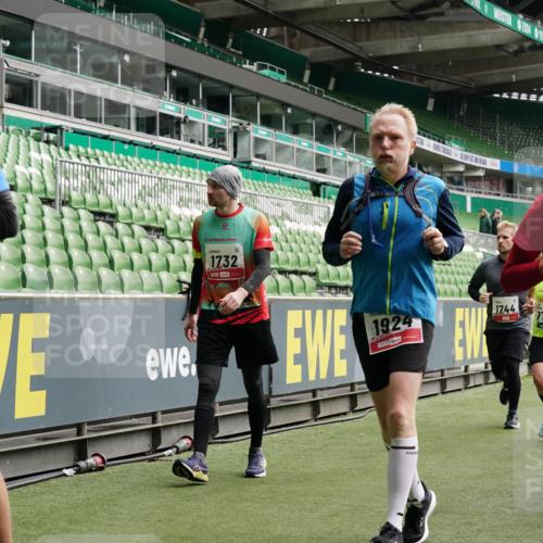 05.10.2025 - 20. swb-Marathon Bremen Michael Burmester http://msf.ph/oto/9330191 05.10.2025 13:02:09 Laufen im Stadion 152, 428, 493, 546, 672, 729, 772, 843, 921, 979, 1030, 1256, 1348, 1361, 1452, 1732, 1744, 1759, 1856, 1899, 1924, 1933, 1996, 2096, 2102, 2143, 2245, 2272, 2306, 2555, 2565, 2774, 2796, 2910, 2912, 2918, 2991, 3053, 3206, 3208, 3217, 3525, 3526, 3662, 3663, 3673, 3861, 3926, 3930, 4017, 4018, 4086, 4129, 4364, 4409, 4444, 4464, 4477, 4481, 4564, 4618, 4688, 4705, 4817, 4847, 4882, 4947, 4980, 4985, 5309, 5557, 5570, 5580, 5652, 5731, 5893, 5934, 6157, 6328, 6382, 440 meine-sportfotos.de