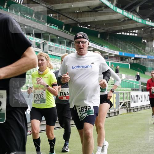 05.10.2025 - 20. swb-Marathon Bremen Michael Burmester http://msf.ph/oto/9330210 05.10.2025 13:02:11 Laufen im Stadion 97, 152, 428, 493, 518, 546, 672, 729, 772, 843, 921, 979, 1030, 1256, 1348, 1361, 1452, 1704, 1732, 1744, 1759, 1856, 1899, 1924, 1933, 1996, 2096, 2102, 2143, 2245, 2272, 2306, 2555, 2565, 2774, 2796, 2910, 2912, 2918, 2991, 3053, 3206, 3208, 3217, 3525, 3526, 3662, 3673, 3861, 3926, 3930, 4017, 4018, 4086, 4129, 4364, 4409, 4444, 4464, 4477, 4481, 4564, 4688, 4705, 4817, 4847, 4882, 4947, 4980, 4985, 5309, 5557, 5570, 5580, 5652, 5731, 5893, 5934, 6157, 6325, 6328, 6382 meine-sportfotos.de