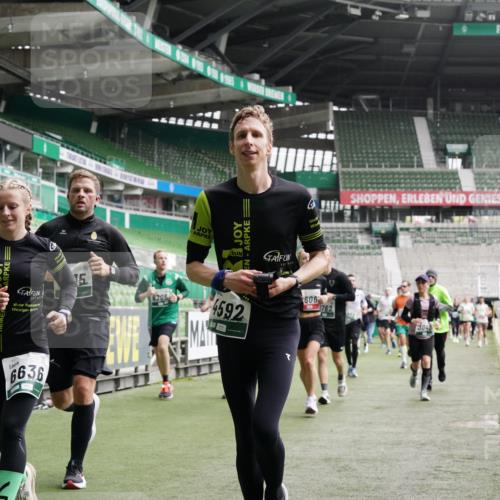 05.10.2025 - 20. swb-Marathon Bremen Michael Burmester http://msf.ph/oto/9330213 05.10.2025 13:00:12 Laufen im Stadion 47, 99, 226, 271, 283, 491, 498, 575, 627, 694, 860, 954, 978, 1017, 1116, 1471, 1525, 1548, 1606, 1806, 2007, 2504, 2518, 2609, 2745, 2782, 2866, 2915, 3040, 3086, 3087, 3104, 3160, 3169, 3177, 3230, 3237, 3293, 3549, 3592, 3605, 3783, 4034, 4035, 4046, 4181, 4202, 4220, 4536, 4592, 4661, 4824, 4879, 5493, 5610, 5627, 6126, 6208, 6389, 6439, 6536, 6636, 6674, 6704, 6762, 6881, 7295, 7307, 7421, 7537, 7598, 7679, 8258, 8372, 8699, 8981, 9072, 27, 807, 1043, 1516, 1598 meine-sportfotos.de