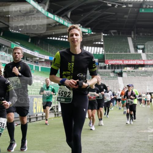 05.10.2025 - 20. swb-Marathon Bremen Michael Burmester http://msf.ph/oto/9330222 05.10.2025 13:00:12 Laufen im Stadion 47, 99, 226, 271, 283, 491, 498, 575, 627, 694, 860, 954, 978, 1017, 1116, 1471, 1525, 1548, 1606, 1806, 2007, 2504, 2518, 2609, 2745, 2782, 2866, 2915, 3040, 3086, 3087, 3104, 3160, 3169, 3177, 3230, 3237, 3293, 3549, 3592, 3605, 3783, 4034, 4035, 4046, 4181, 4202, 4220, 4536, 4592, 4661, 4824, 4879, 5493, 5610, 5627, 6126, 6208, 6389, 6439, 6536, 6636, 6674, 6704, 6762, 6881, 7295, 7307, 7421, 7537, 7598, 7679, 8258, 8372, 8699, 8981, 9072, 27, 807, 1043, 1516, 1598 meine-sportfotos.de