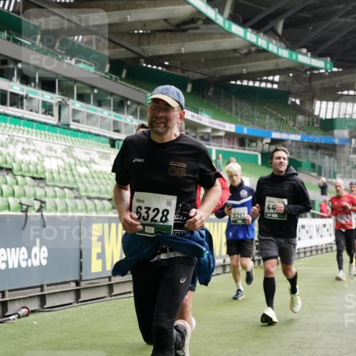 05.10.2025 - 20. swb-Marathon Bremen Michael Burmester http://msf.ph/oto/9330241 05.10.2025 13:02:14 Laufen im Stadion 97, 428, 493, 518, 672, 729, 772, 843, 921, 1030, 1256, 1348, 1361, 1452, 1704, 1732, 1744, 1759, 1856, 1899, 1924, 1933, 1996, 2143, 2245, 2272, 2306, 2555, 2772, 2774, 2796, 2910, 2912, 2991, 3053, 3206, 3208, 3217, 3525, 3526, 3673, 3861, 3917, 3926, 3930, 4017, 4018, 4086, 4129, 4322, 4364, 4409, 4444, 4464, 4477, 4481, 4564, 4688, 4705, 4817, 4847, 4882, 4947, 4980, 4985, 5309, 5557, 5570, 5580, 5652, 5731, 5893, 5934, 6157, 6325, 6328, 6382, 7217, 7433, 7659, 152 meine-sportfotos.de