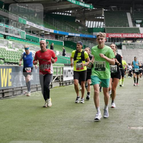 05.10.2025 - 20. swb-Marathon Bremen Michael Burmester http://msf.ph/oto/9330272 05.10.2025 13:02:17 Laufen im Stadion 97, 428, 493, 518, 729, 772, 843, 921, 1030, 1121, 1256, 1348, 1361, 1452, 1704, 1732, 1733, 1744, 1759, 1856, 1899, 1924, 1933, 2143, 2245, 2272, 2306, 2555, 2772, 2774, 2796, 2910, 2912, 2991, 3053, 3206, 3208, 3217, 3525, 3526, 3673, 3861, 3917, 3926, 3930, 4017, 4018, 4086, 4129, 4322, 4364, 4409, 4444, 4464, 4477, 4481, 4564, 4688, 4705, 4817, 4847, 4882, 4885, 4947, 4980, 4985, 5309, 5557, 5570, 5580, 5652, 5731, 5893, 5934, 6157, 6325, 6328, 6382, 7217, 7433, 7659, 152 meine-sportfotos.de