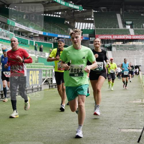 05.10.2025 - 20. swb-Marathon Bremen Michael Burmester http://msf.ph/oto/9330275 05.10.2025 13:02:18 Laufen im Stadion 97, 428, 493, 518, 729, 772, 843, 921, 1030, 1121, 1256, 1348, 1361, 1452, 1704, 1733, 1744, 1759, 1856, 1899, 1924, 1933, 2143, 2245, 2272, 2306, 2555, 2772, 2774, 2796, 2910, 2912, 2991, 3053, 3206, 3208, 3217, 3424, 3525, 3526, 3673, 3861, 3917, 3926, 3930, 4017, 4018, 4129, 4322, 4364, 4409, 4444, 4464, 4477, 4481, 4564, 4688, 4705, 4817, 4847, 4882, 4885, 4947, 4980, 4985, 5309, 5557, 5570, 5580, 5652, 5731, 5893, 5934, 6157, 6325, 6328, 6382, 7217, 7433, 7659, 152 meine-sportfotos.de