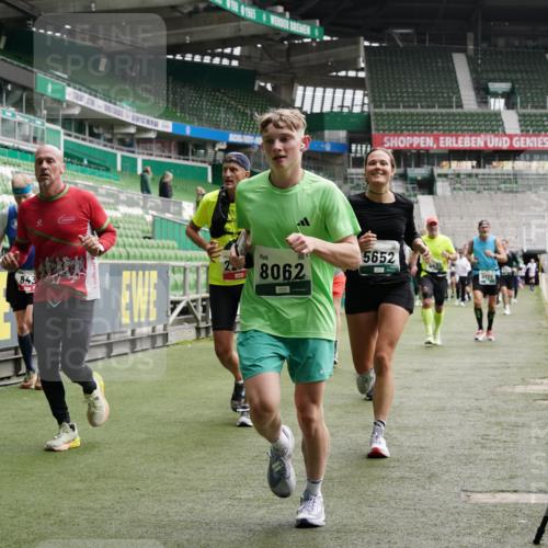05.10.2025 - 20. swb-Marathon Bremen Michael Burmester http://msf.ph/oto/9330280 05.10.2025 13:02:18 Laufen im Stadion 97, 428, 493, 518, 729, 772, 843, 921, 1030, 1121, 1256, 1348, 1361, 1452, 1704, 1733, 1744, 1759, 1856, 1899, 1924, 1933, 2143, 2245, 2272, 2306, 2555, 2772, 2774, 2796, 2910, 2912, 2991, 3053, 3206, 3208, 3217, 3424, 3525, 3526, 3673, 3861, 3917, 3926, 3930, 4017, 4018, 4129, 4322, 4364, 4409, 4444, 4464, 4477, 4481, 4564, 4688, 4705, 4817, 4847, 4882, 4885, 4947, 4980, 4985, 5309, 5557, 5570, 5580, 5652, 5731, 5893, 5934, 6157, 6325, 6328, 6382, 7217, 7433, 7659, 152 meine-sportfotos.de