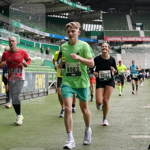 05.10.2025 - 20. swb-Marathon Bremen Michael Burmester http://msf.ph/oto/9330284 05.10.2025 13:02:18 Laufen im Stadion 97, 428, 493, 518, 729, 772, 843, 921, 1030, 1121, 1256, 1348, 1361, 1452, 1704, 1733, 1744, 1759, 1856, 1899, 1924, 1933, 2143, 2245, 2272, 2306, 2555, 2772, 2774, 2796, 2910, 2912, 2991, 3053, 3206, 3208, 3217, 3424, 3525, 3526, 3673, 3861, 3917, 3926, 3930, 4017, 4018, 4129, 4322, 4364, 4409, 4444, 4464, 4477, 4481, 4564, 4688, 4705, 4817, 4847, 4882, 4885, 4947, 4980, 4985, 5309, 5557, 5570, 5580, 5652, 5731, 5893, 5934, 6157, 6325, 6328, 6382, 7217, 7433, 7659, 152 meine-sportfotos.de