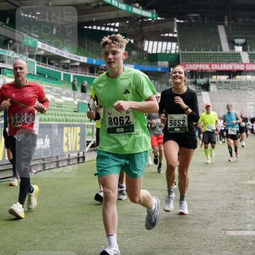 05.10.2025 - 20. swb-Marathon Bremen Michael Burmester http://msf.ph/oto/9330288 05.10.2025 13:02:18 Laufen im Stadion 97, 428, 493, 518, 729, 772, 843, 921, 1030, 1121, 1256, 1348, 1361, 1452, 1704, 1733, 1744, 1759, 1856, 1899, 1924, 1933, 2143, 2245, 2272, 2306, 2555, 2772, 2774, 2796, 2910, 2912, 2991, 3053, 3206, 3208, 3217, 3424, 3525, 3526, 3673, 3861, 3917, 3926, 3930, 4017, 4018, 4129, 4322, 4364, 4409, 4444, 4464, 4477, 4481, 4564, 4688, 4705, 4817, 4847, 4882, 4885, 4947, 4980, 4985, 5309, 5557, 5570, 5580, 5652, 5731, 5893, 5934, 6157, 6325, 6328, 6382, 7217, 7433, 7659, 152 meine-sportfotos.de