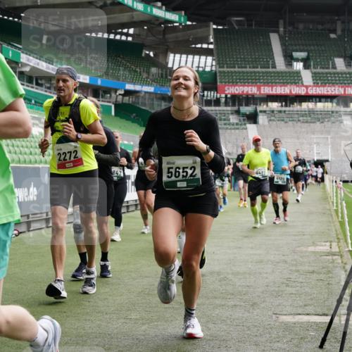 05.10.2025 - 20. swb-Marathon Bremen Michael Burmester http://msf.ph/oto/9330297 05.10.2025 13:02:19 Laufen im Stadion 97, 428, 493, 518, 729, 772, 843, 921, 1030, 1121, 1256, 1348, 1361, 1452, 1704, 1733, 1744, 1759, 1856, 1899, 1924, 1933, 2143, 2245, 2272, 2306, 2555, 2772, 2774, 2796, 2910, 2912, 3053, 3206, 3208, 3217, 3424, 3525, 3526, 3673, 3861, 3917, 3926, 3930, 4017, 4018, 4129, 4322, 4364, 4409, 4444, 4464, 4477, 4481, 4564, 4688, 4705, 4817, 4847, 4882, 4885, 4980, 4985, 5570, 5580, 5652, 5731, 5893, 5934, 6157, 6325, 6328, 6382, 7217, 7433, 7659, 152 meine-sportfotos.de