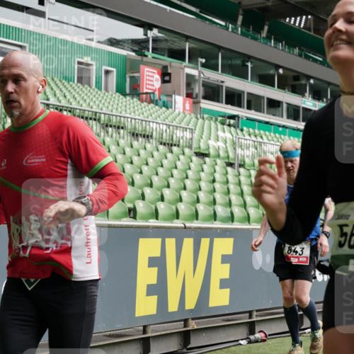 05.10.2025 - 20. swb-Marathon Bremen Michael Burmester http://msf.ph/oto/9330309 05.10.2025 13:02:20 Laufen im Stadion 97, 428, 493, 518, 729, 772, 843, 921, 1030, 1121, 1256, 1348, 1361, 1452, 1704, 1733, 1744, 1759, 1856, 1899, 1924, 1933, 2143, 2245, 2272, 2306, 2555, 2772, 2774, 2796, 2910, 2912, 3053, 3206, 3208, 3217, 3424, 3525, 3526, 3673, 3861, 3917, 3926, 3930, 4017, 4018, 4129, 4322, 4364, 4409, 4444, 4464, 4477, 4481, 4564, 4688, 4705, 4817, 4847, 4882, 4885, 4985, 5570, 5580, 5652, 5731, 5893, 5934, 6157, 6325, 6328, 6382, 7217, 7433, 7659, 152, 1933 meine-sportfotos.de