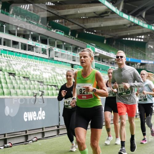05.10.2025 - 20. swb-Marathon Bremen Michael Burmester http://msf.ph/oto/9330319 05.10.2025 13:02:21 Laufen im Stadion 97, 428, 493, 518, 729, 772, 843, 921, 1030, 1121, 1256, 1348, 1361, 1452, 1704, 1733, 1744, 1759, 1856, 1899, 1924, 2143, 2245, 2272, 2306, 2393, 2555, 2772, 2774, 2796, 2910, 2912, 3053, 3206, 3208, 3217, 3424, 3525, 3526, 3673, 3861, 3917, 3926, 3930, 4017, 4018, 4129, 4322, 4364, 4409, 4444, 4464, 4477, 4481, 4564, 4688, 4705, 4817, 4847, 4882, 4885, 4985, 5570, 5580, 5652, 5731, 5893, 5934, 6157, 6325, 6328, 6382, 7217, 7433, 7659, 152, 1933 meine-sportfotos.de