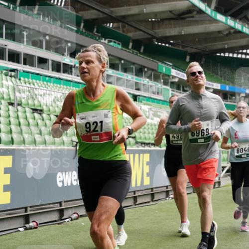 05.10.2025 - 20. swb-Marathon Bremen Michael Burmester http://msf.ph/oto/9330323 05.10.2025 13:02:22 Laufen im Stadion 97, 428, 493, 518, 729, 772, 843, 921, 1030, 1121, 1256, 1348, 1361, 1452, 1704, 1733, 1744, 1759, 1856, 1899, 1924, 2143, 2245, 2272, 2306, 2393, 2555, 2772, 2774, 2796, 2910, 2912, 3053, 3206, 3208, 3217, 3424, 3525, 3526, 3861, 3917, 3926, 3930, 4017, 4018, 4129, 4322, 4364, 4409, 4444, 4464, 4477, 4481, 4564, 4688, 4705, 4817, 4847, 4882, 4885, 4985, 5570, 5580, 5652, 5731, 5893, 5934, 6157, 6325, 6328, 6382, 7217, 7433, 7659, 152, 493, 1933 meine-sportfotos.de
