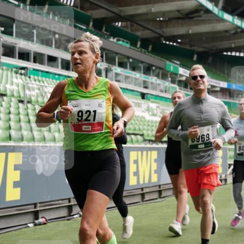 05.10.2025 - 20. swb-Marathon Bremen Michael Burmester http://msf.ph/oto/9330327 05.10.2025 13:02:22 Laufen im Stadion 97, 428, 493, 518, 729, 772, 843, 921, 1030, 1121, 1256, 1348, 1361, 1452, 1704, 1733, 1744, 1759, 1856, 1899, 1924, 2143, 2245, 2272, 2306, 2393, 2555, 2772, 2774, 2796, 2910, 2912, 3053, 3206, 3208, 3217, 3424, 3525, 3526, 3861, 3917, 3926, 3930, 4017, 4018, 4129, 4322, 4364, 4409, 4444, 4464, 4477, 4481, 4564, 4688, 4705, 4817, 4847, 4882, 4885, 4985, 5570, 5580, 5652, 5731, 5893, 5934, 6157, 6325, 6328, 6382, 7217, 7433, 7659, 152, 493, 1933 meine-sportfotos.de
