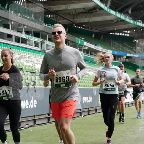 05.10.2025 - 20. swb-Marathon Bremen Michael Burmester http://msf.ph/oto/9330335 05.10.2025 13:02:22 Laufen im Stadion 97, 428, 493, 518, 729, 772, 843, 921, 1030, 1121, 1256, 1348, 1361, 1452, 1704, 1733, 1744, 1759, 1856, 1899, 1924, 2143, 2245, 2272, 2306, 2393, 2555, 2772, 2774, 2796, 2910, 2912, 3053, 3206, 3208, 3217, 3424, 3525, 3526, 3861, 3917, 3926, 3930, 4017, 4018, 4129, 4322, 4364, 4409, 4444, 4464, 4477, 4481, 4564, 4688, 4705, 4817, 4847, 4882, 4885, 4985, 5570, 5580, 5652, 5731, 5893, 5934, 6157, 6325, 6328, 6382, 7217, 7433, 7659, 152, 493, 1933 meine-sportfotos.de