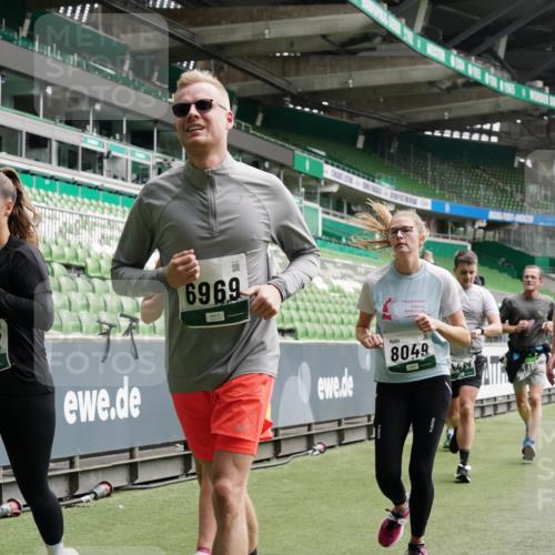 05.10.2025 - 20. swb-Marathon Bremen Michael Burmester http://msf.ph/oto/9330339 05.10.2025 13:02:22 Laufen im Stadion 97, 428, 493, 518, 729, 772, 843, 921, 1030, 1121, 1256, 1348, 1361, 1452, 1704, 1733, 1744, 1759, 1856, 1899, 1924, 2143, 2245, 2272, 2306, 2393, 2555, 2772, 2774, 2796, 2910, 2912, 3053, 3206, 3208, 3217, 3424, 3525, 3526, 3861, 3917, 3926, 3930, 4017, 4018, 4129, 4322, 4364, 4409, 4444, 4464, 4477, 4481, 4564, 4688, 4705, 4817, 4847, 4882, 4885, 4985, 5570, 5580, 5652, 5731, 5893, 5934, 6157, 6325, 6328, 6382, 7217, 7433, 7659, 152, 493, 1933 meine-sportfotos.de