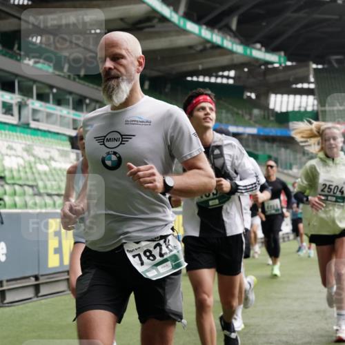 05.10.2025 - 20. swb-Marathon Bremen Michael Burmester http://msf.ph/oto/9330397 05.10.2025 13:00:26 Laufen im Stadion 47, 52, 271, 283, 491, 498, 575, 627, 694, 860, 954, 978, 1017, 1116, 1182, 1471, 1525, 1548, 1606, 1806, 1968, 2007, 2504, 2518, 2609, 2745, 2822, 2866, 2915, 3040, 3104, 3160, 3169, 3177, 3230, 3237, 3293, 3549, 3605, 3783, 4034, 4035, 4046, 4181, 4202, 4220, 4502, 4592, 4661, 4788, 4824, 4879, 5183, 5272, 5610, 5627, 5663, 5836, 5841, 6027, 6057, 6126, 6208, 6389, 6440, 6523, 6536, 6636, 6674, 6704, 6762, 6881, 7295, 7307, 7537, 7598, 7679, 8258, 8699 meine-sportfotos.de