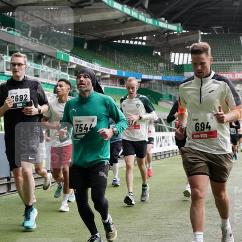 05.10.2025 - 20. swb-Marathon Bremen Michael Burmester http://msf.ph/oto/9330451 05.10.2025 13:00:30 Laufen im Stadion 47, 52, 72, 271, 283, 491, 498, 575, 627, 694, 860, 954, 978, 1017, 1116, 1182, 1423, 1471, 1525, 1548, 1606, 1806, 1968, 2007, 2504, 2518, 2609, 2668, 2745, 2806, 2822, 2915, 3040, 3104, 3160, 3169, 3177, 3230, 3237, 3293, 3549, 3605, 3783, 3979, 4034, 4035, 4046, 4181, 4202, 4216, 4220, 4502, 4592, 4661, 4788, 4824, 4879, 5183, 5272, 5329, 5610, 5627, 5663, 5836, 5841, 6027, 6057, 6126, 6208, 6389, 6440, 6523, 6536, 6636, 6674, 6704, 6762, 6881, 7295, 7307, 7537, 7598, 7679 meine-sportfotos.de