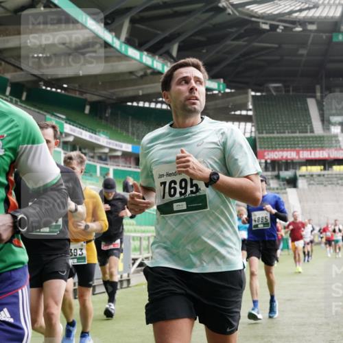 05.10.2025 - 20. swb-Marathon Bremen Michael Burmester http://msf.ph/oto/9330517 05.10.2025 13:02:36 Laufen im Stadion 97, 293, 518, 616, 721, 729, 772, 828, 843, 921, 1030, 1121, 1256, 1348, 1405, 1452, 1704, 1733, 1744, 1856, 1899, 1924, 1944, 2143, 2272, 2306, 2393, 2772, 2774, 2910, 2912, 3206, 3217, 3424, 3525, 3526, 3861, 3917, 3926, 3930, 4017, 4018, 4129, 4321, 4322, 4444, 4464, 4477, 4481, 4564, 4688, 4705, 4714, 4817, 4847, 4885, 4985, 5652, 5755, 5884, 5893, 6157, 6325, 6328, 6382, 7217, 7407, 7433, 7659, 8526, 8957, 428, 493, 1361, 1759, 1933, 2245, 2555, 2796 meine-sportfotos.de