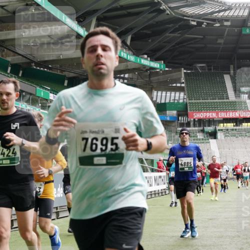 05.10.2025 - 20. swb-Marathon Bremen Michael Burmester http://msf.ph/oto/9330525 05.10.2025 13:02:36 Laufen im Stadion 97, 293, 518, 616, 721, 729, 772, 828, 843, 921, 1030, 1121, 1256, 1348, 1405, 1452, 1704, 1733, 1744, 1856, 1899, 1924, 1944, 2143, 2272, 2306, 2393, 2772, 2774, 2910, 2912, 3206, 3217, 3424, 3525, 3526, 3861, 3917, 3926, 3930, 4017, 4018, 4129, 4321, 4322, 4444, 4464, 4477, 4481, 4564, 4688, 4705, 4714, 4817, 4847, 4885, 4985, 5652, 5755, 5884, 5893, 6157, 6325, 6328, 6382, 7217, 7407, 7433, 7659, 8526, 8957, 428, 493, 1361, 1759, 1933, 2245, 2555, 2796 meine-sportfotos.de