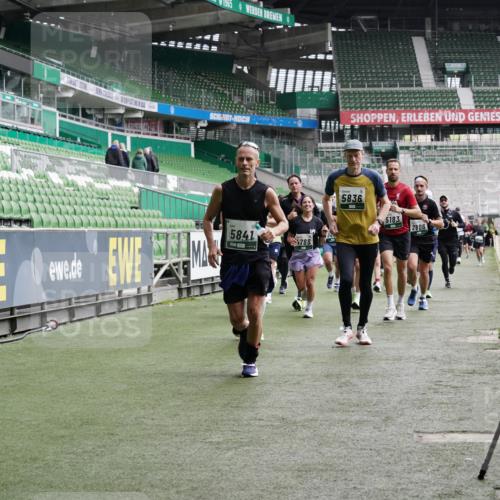 05.10.2025 - 20. swb-Marathon Bremen Michael Burmester http://msf.ph/oto/9330546 05.10.2025 13:00:40 Laufen im Stadion 47, 52, 72, 271, 283, 491, 498, 575, 627, 694, 1017, 1116, 1182, 1423, 1471, 1606, 1806, 1968, 1998, 2007, 2196, 2369, 2446, 2504, 2518, 2661, 2668, 2706, 2745, 2806, 2822, 2915, 3040, 3104, 3160, 3177, 3237, 3293, 3360, 3549, 3604, 3605, 3979, 4034, 4035, 4046, 4202, 4216, 4263, 4502, 4592, 4661, 4788, 4824, 4879, 5011, 5183, 5272, 5329, 5610, 5627, 5663, 5836, 5841, 6027, 6057, 6126, 6208, 6389, 6440, 6523, 6636, 6704, 6762, 6881, 7537, 7598 meine-sportfotos.de