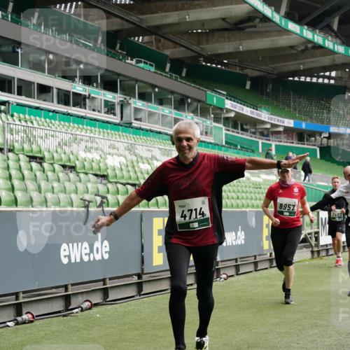 05.10.2025 - 20. swb-Marathon Bremen Michael Burmester http://msf.ph/oto/9330609 05.10.2025 13:02:45 Laufen im Stadion 97, 293, 518, 616, 721, 729, 764, 828, 843, 921, 1121, 1405, 1670, 1704, 1733, 1744, 1836, 1924, 1944, 2143, 2272, 2357, 2393, 2772, 2774, 2984, 3147, 3217, 3424, 3861, 3917, 3926, 3930, 4026, 4129, 4321, 4322, 4464, 4477, 4481, 4564, 4688, 4714, 4817, 4847, 4885, 4985, 5652, 5755, 5884, 5893, 6215, 6325, 6328, 6382, 6481, 6666, 7217, 7407, 7433, 7659, 8375, 8526, 8957, 428, 772, 1030, 1256, 1348, 1452, 1856, 1899, 2143, 2245, 2306, 2555, 2796, 2910 meine-sportfotos.de