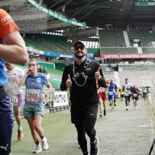 05.10.2025 - 20. swb-Marathon Bremen Michael Burmester http://msf.ph/oto/9330625 05.10.2025 13:00:47 Laufen im Stadion 47, 52, 72, 156, 271, 283, 491, 498, 575, 627, 694, 1017, 1116, 1182, 1273, 1423, 1471, 1606, 1806, 1968, 1973, 1998, 2007, 2196, 2330, 2369, 2446, 2504, 2518, 2661, 2668, 2706, 2745, 2806, 2822, 2915, 3040, 3160, 3177, 3209, 3237, 3293, 3360, 3549, 3604, 3605, 3979, 4034, 4035, 4046, 4202, 4216, 4263, 4502, 4592, 4661, 4788, 4879, 5011, 5121, 5183, 5272, 5329, 5414, 5610, 5627, 5663, 5727, 5836, 5841, 6027, 6057, 6208, 6389, 6440, 6523, 6636, 6704, 6762 meine-sportfotos.de
