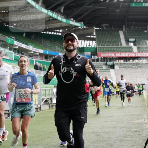 05.10.2025 - 20. swb-Marathon Bremen Michael Burmester http://msf.ph/oto/9330637 05.10.2025 13:00:47 Laufen im Stadion 47, 52, 72, 156, 271, 283, 491, 498, 575, 627, 694, 1017, 1116, 1182, 1273, 1423, 1471, 1606, 1806, 1968, 1973, 1998, 2007, 2196, 2330, 2369, 2446, 2504, 2518, 2661, 2668, 2706, 2745, 2806, 2822, 2915, 3040, 3160, 3177, 3209, 3237, 3293, 3360, 3549, 3604, 3605, 3979, 4034, 4035, 4046, 4202, 4216, 4263, 4502, 4592, 4661, 4788, 4879, 5011, 5121, 5183, 5272, 5329, 5414, 5610, 5627, 5663, 5727, 5836, 5841, 6027, 6057, 6208, 6389, 6440, 6523, 6636, 6704, 6762 meine-sportfotos.de