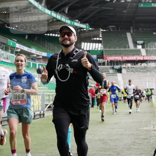 05.10.2025 - 20. swb-Marathon Bremen Michael Burmester http://msf.ph/oto/9330640 05.10.2025 13:00:47 Laufen im Stadion 47, 52, 72, 156, 271, 283, 491, 498, 575, 627, 694, 1017, 1116, 1182, 1273, 1423, 1471, 1606, 1806, 1968, 1973, 1998, 2007, 2196, 2330, 2369, 2446, 2504, 2518, 2661, 2668, 2706, 2745, 2806, 2822, 2915, 3040, 3160, 3177, 3209, 3237, 3293, 3360, 3549, 3604, 3605, 3979, 4034, 4035, 4046, 4202, 4216, 4263, 4502, 4592, 4661, 4788, 4879, 5011, 5121, 5183, 5272, 5329, 5414, 5610, 5627, 5663, 5727, 5836, 5841, 6027, 6057, 6208, 6389, 6440, 6523, 6636, 6704, 6762 meine-sportfotos.de