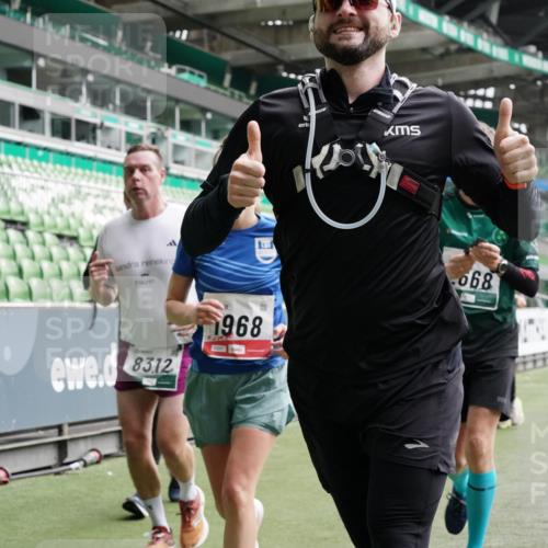 05.10.2025 - 20. swb-Marathon Bremen Michael Burmester http://msf.ph/oto/9330644 05.10.2025 13:00:48 Laufen im Stadion 47, 52, 58, 72, 156, 271, 283, 491, 498, 575, 694, 1017, 1116, 1182, 1273, 1423, 1471, 1606, 1806, 1968, 1973, 1998, 2007, 2196, 2330, 2369, 2446, 2504, 2518, 2661, 2668, 2706, 2712, 2745, 2806, 2822, 2915, 3040, 3160, 3177, 3209, 3237, 3293, 3360, 3549, 3604, 3605, 3979, 4034, 4035, 4046, 4128, 4202, 4216, 4263, 4502, 4592, 4661, 4788, 4879, 5011, 5048, 5121, 5183, 5272, 5329, 5414, 5610, 5627, 5663, 5727, 5836, 5841, 6027, 6057, 6208, 6389, 6440, 6523, 6636, 6704, 6762 meine-sportfotos.de
