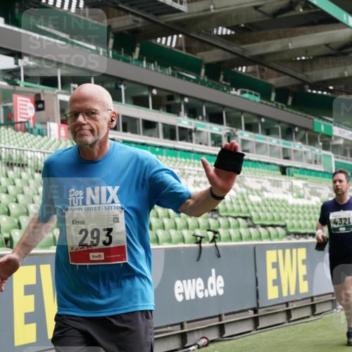 05.10.2025 - 20. swb-Marathon Bremen Michael Burmester http://msf.ph/oto/9330694 05.10.2025 13:02:53 Laufen im Stadion 97, 227, 293, 375, 518, 616, 721, 729, 764, 828, 843, 921, 1121, 1405, 1568, 1670, 1704, 1733, 1836, 1944, 2272, 2357, 2393, 2407, 2772, 2774, 2960, 2984, 3019, 3147, 3217, 3424, 3861, 3917, 4026, 4129, 4321, 4322, 4464, 4477, 4481, 4688, 4714, 4817, 4847, 4885, 4985, 5527, 5652, 5755, 5884, 6215, 6325, 6328, 6382, 6417, 6481, 6666, 7217, 7407, 7433, 7540, 7659, 8375, 8526, 8957, 772, 1030, 1256, 1348, 1452, 1744, 1856, 1899, 1924, 2143, 2306, 2910 meine-sportfotos.de